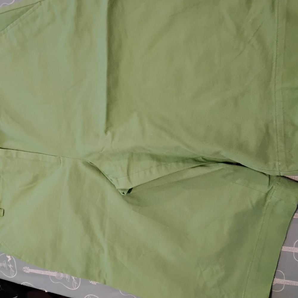 SOLD Green stretch Bermuda Knee Length Shorts Women’s Size 14 34W 13L - Picture 2 of 4